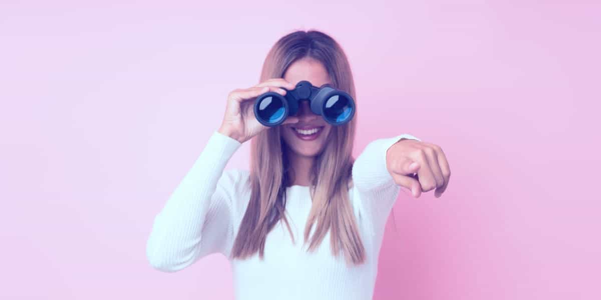 10-tendances-exeperience-client-tersea-1 Une femme avec une paire de jumelles