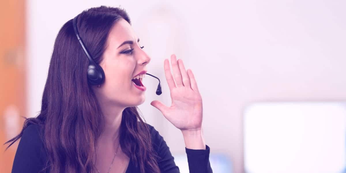 centre-contact-retrouvent-voix-tersea-1 Une femme dans un centre d'appels donne de la voix