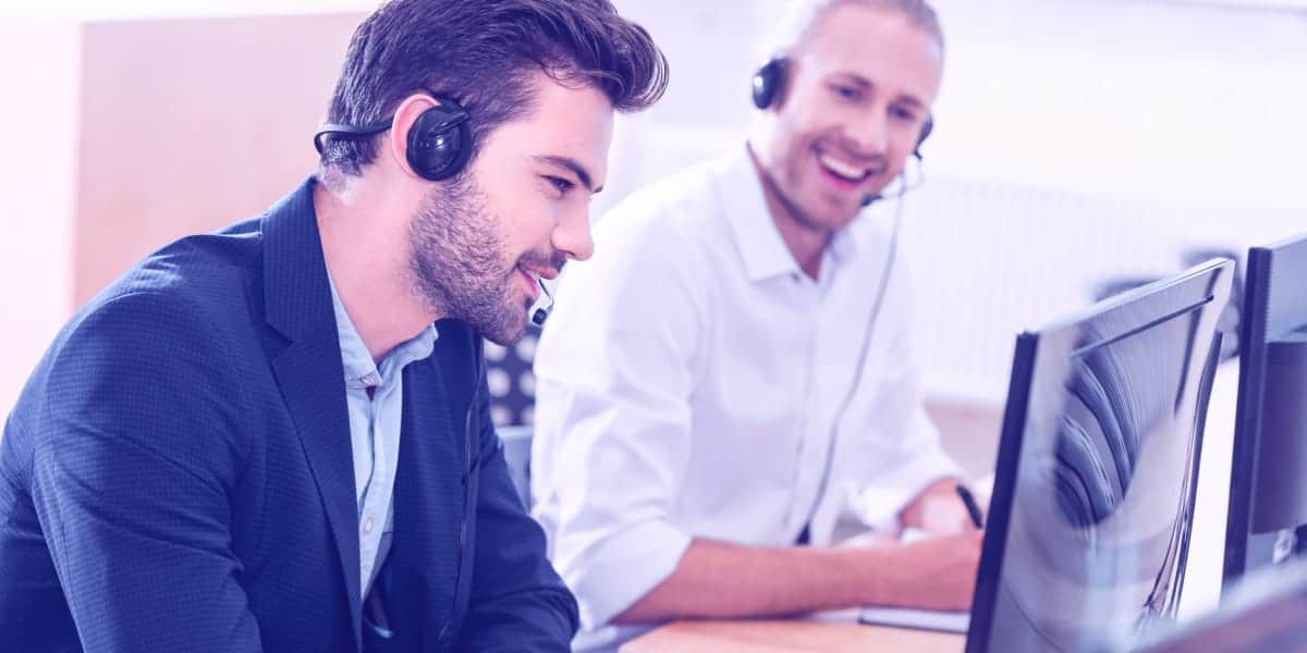 centre-couts-centre-ecoute-tersea-1 Deux hommes souriants écoutent un appel