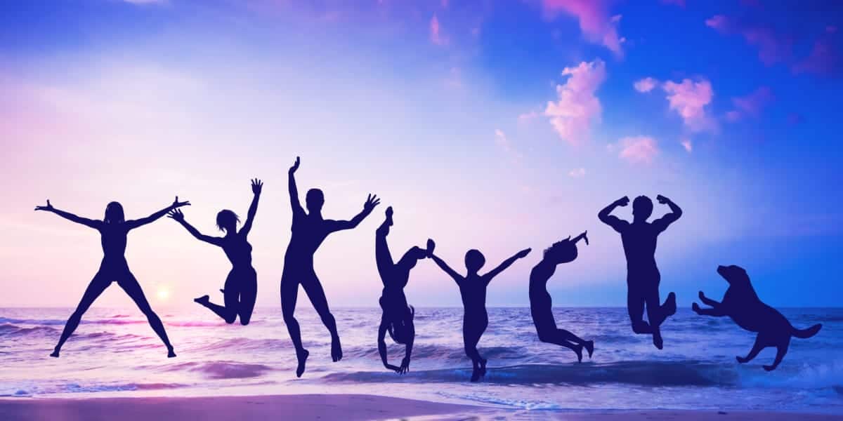 evaluer-experience-client-tersea-1 Des personnes sautent de joie sur un fond de plage merveilleuse