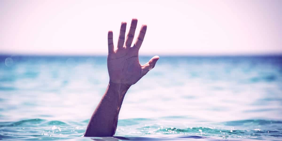 service-client-sauve-le-monde-tersea-1 Une main sort de la mer pour appeler de l'aide