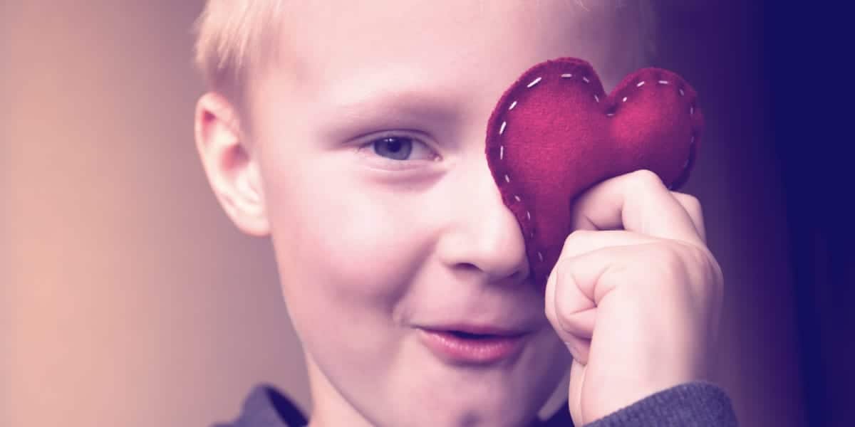 sincere-authentique-tersea-1 Un petit garçon se cache derrière un petit coeur