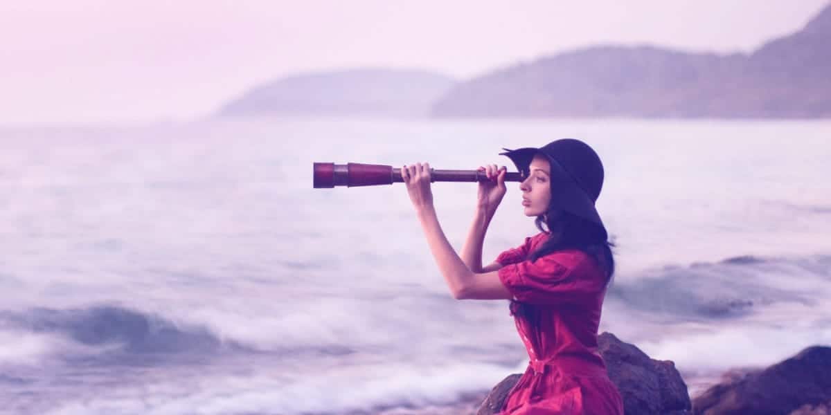 veille-relation-client-tersea-1 Une femme avec une longue-vue scrute l'horizon de la relation client