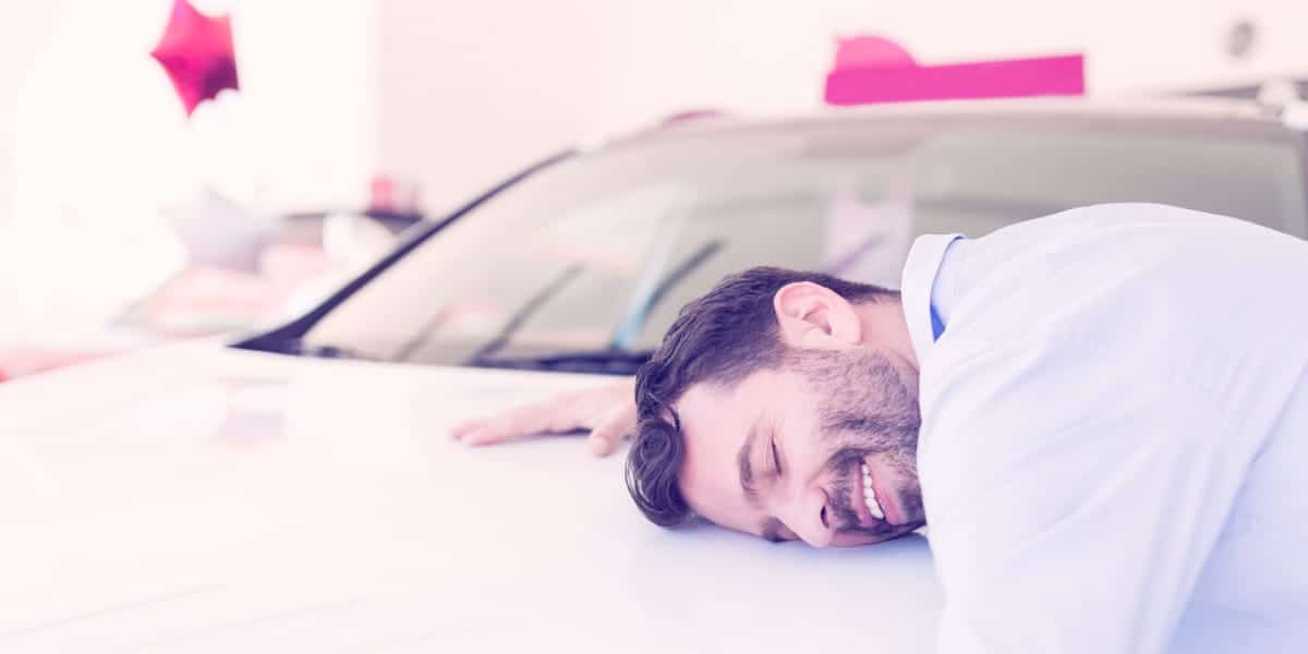 fidelisation-client-automobile-tersea-1 Un homme câline sa voiture