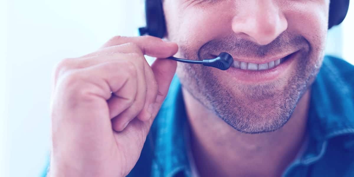 voix-centres-de-contacts-tersea-1 Un conseiller client souriant fait passer les bons messages