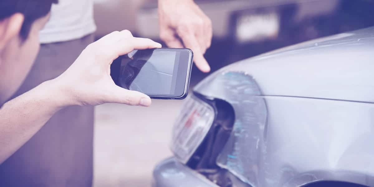Comment Tersea facilite la gestion de sinistres des assureurs 17 une personne prend une photo suite à un sinistre automobile